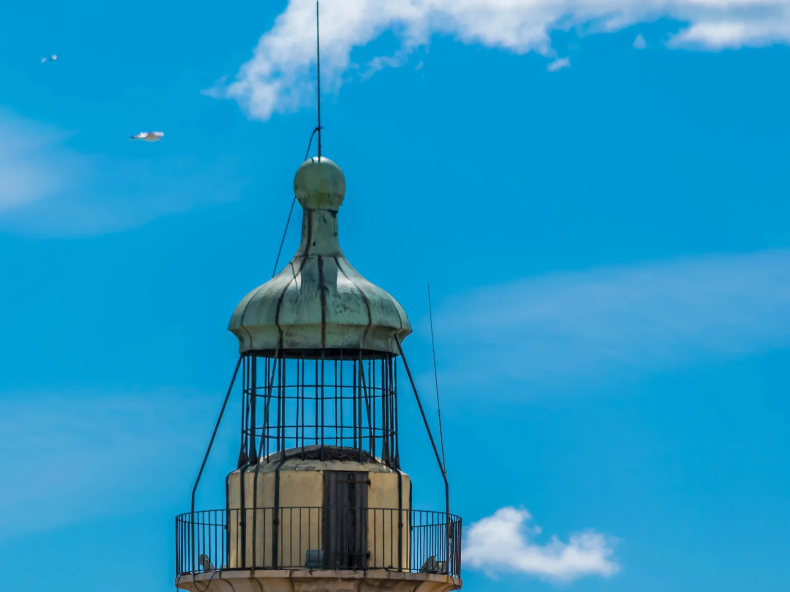 Le phare de l'Espiguette sous un ciel bleu