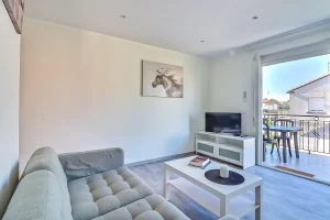 salon avec balcon appartement suzanne 5