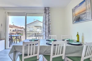 table repas avec balcon appartement suzanne 5